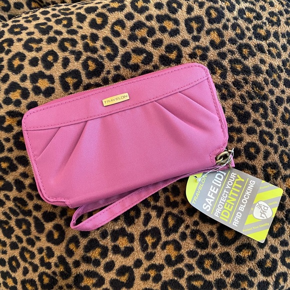 Sale🎉Travelon zip around wallet - Picture 1 of 9